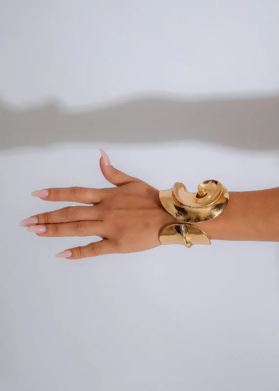 Shine Bright With Our Special Jewelry Promotions Pretty Conch Bracelet Gold