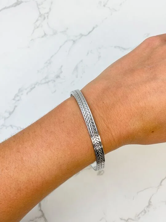 Flash Sale On Exquisite Jewelry – Don't Miss Out Textured Metal Cuff Bracelet - Silver Flash Sale On Exquisite Jewelry – Don't Miss Out Textured Metal Cuff Bracelet - Silver
